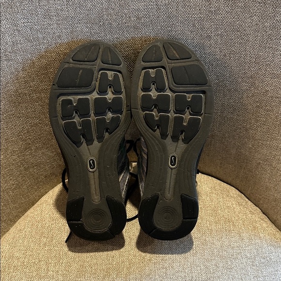 Nike Black and Gray Running Shoes - Picture 3 of 3